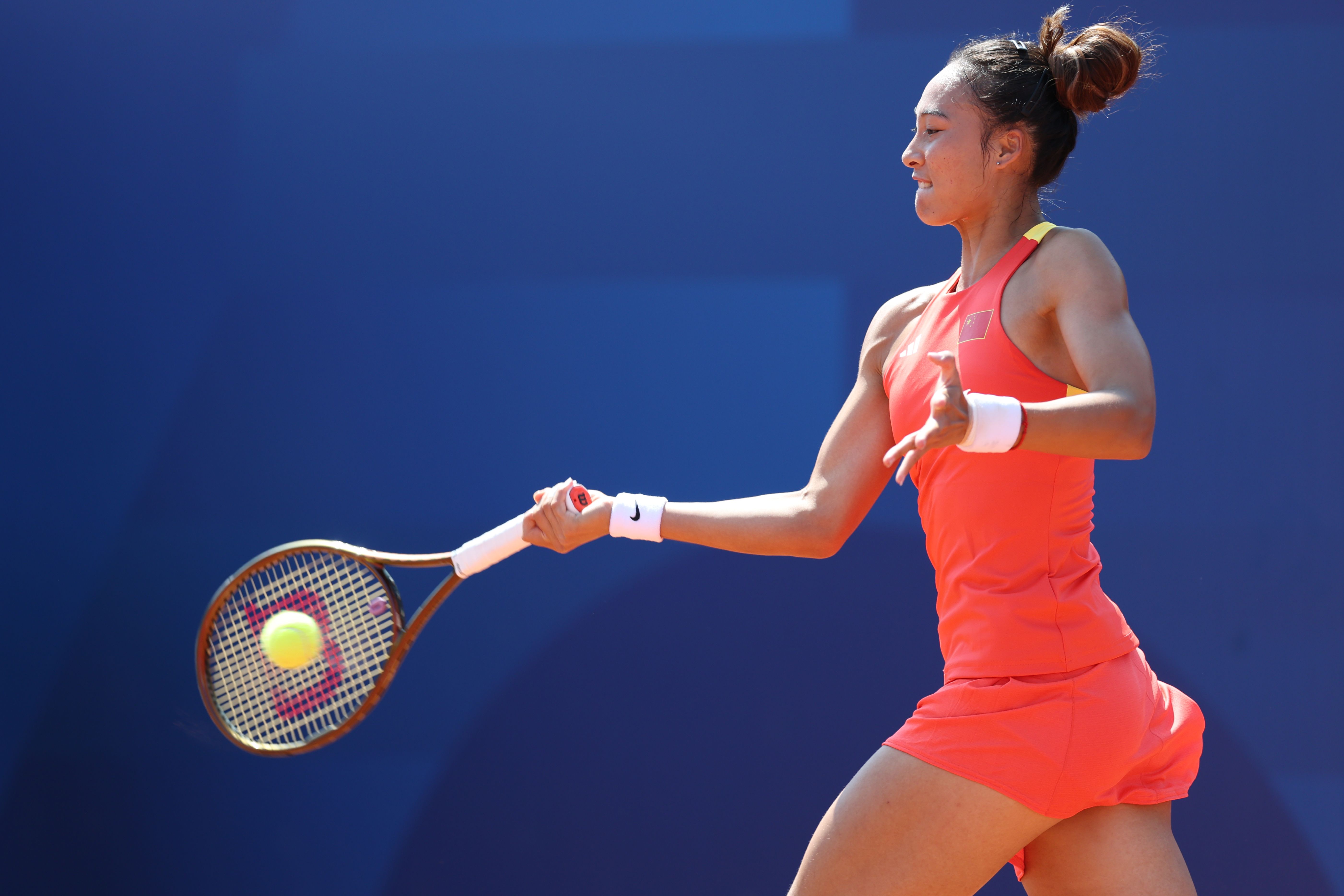 🎾网球女单第三轮：郑钦文鏖战三小时2-1逆转美国选手纳瓦罗晋级八强