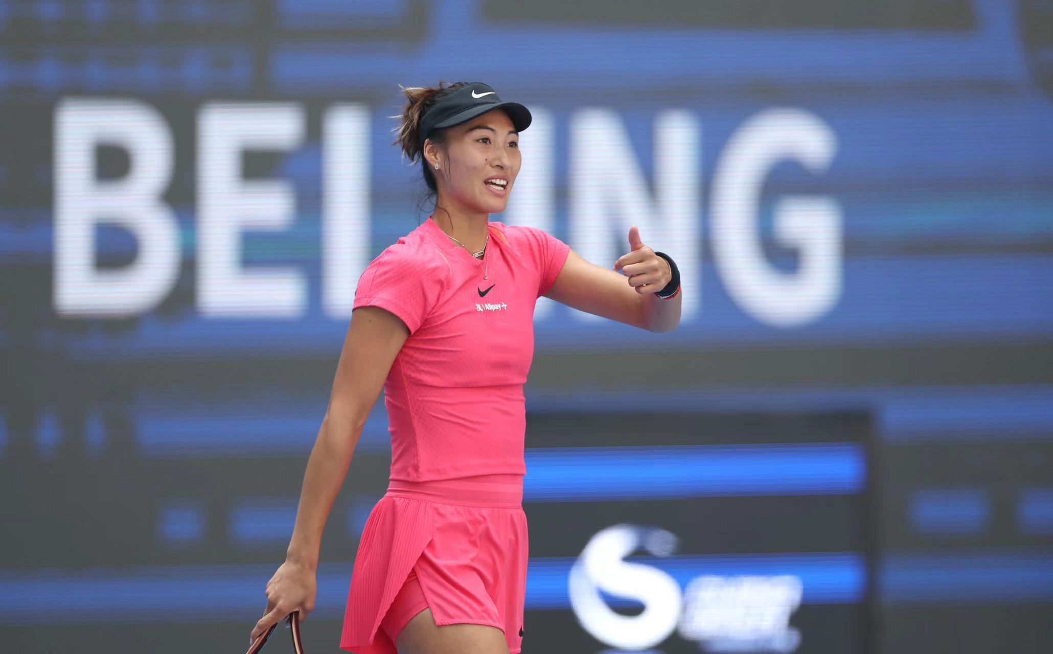 🎾中网女单次轮：郑钦文2-0轻取拉希莫娃晋级32强